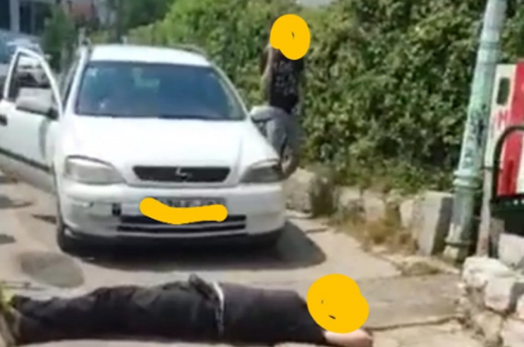 DALJE NEĆEŠ MOĆI Mostarac legao na kaldrmu kako bi spriječio ulazak automobila u UNESCO zonu (FOTO)