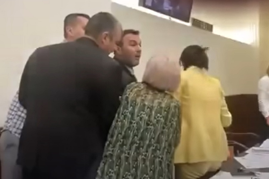 SJEVERNOMAKEDONSKI PARLAMENT BIO POPRIŠTE SUKOBA Političar bacali stvari i išli ka fizičkom obračunu (VIDEO)