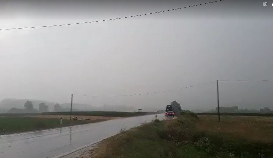 NEVRIJEME NADOMAK MODRIČE Pada grad veličine lješnika, automobili stoje parkirani pored puta (VIDEO)