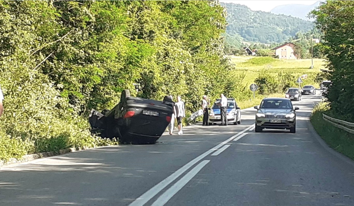 NESREĆA NA PUTU KOTOR VAROŠ - TESLIĆ Pežo završio na krovu (VIDEO)