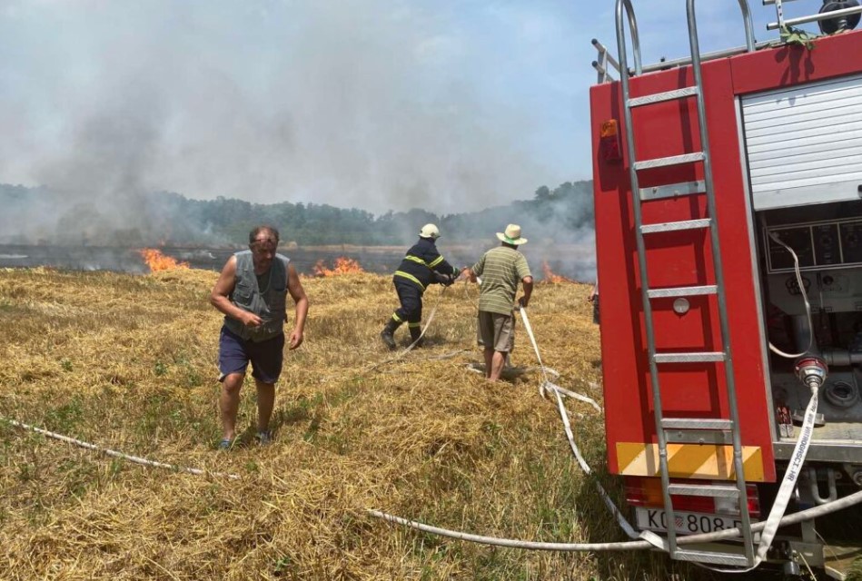 NESREĆA U HRVATSKOJ Varnica sa kombajna zapalila slamu