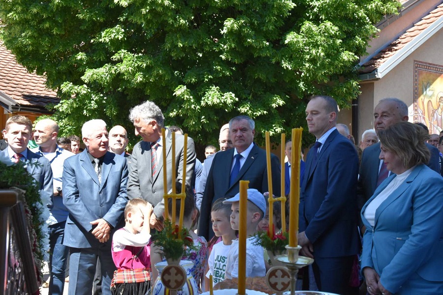 PREDSJEDNIK VLADE SRPSKE DANAS U ISTOČNOM NOVOM SARAJEVU Višković prisustvovao krsnoj slavi opštine (FOTO)