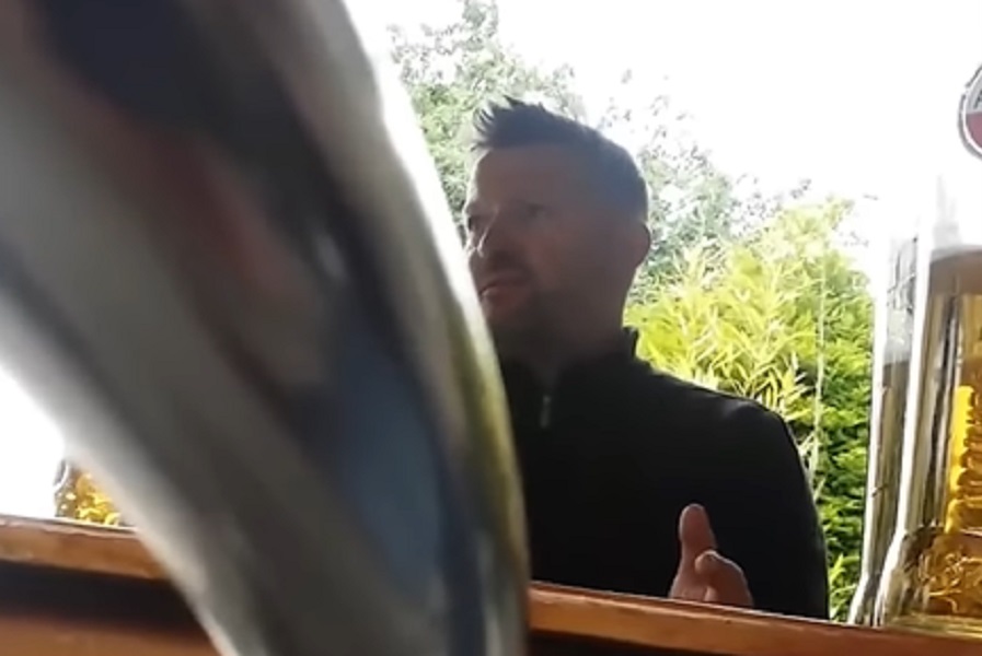 JUNAJTED SRLJA IZ PROBLEMA U PROBLEM Izvršni direktor se žalio fanovima uz pivo: "Je*eno smo spalili novac" (VIDEO)