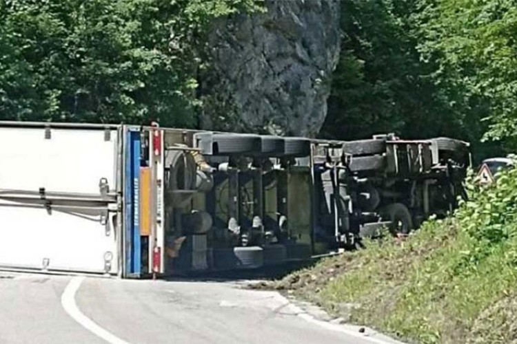 TRAGIČAN EPILOG NESREĆE KOD KLADNJA Vozača izvukli mrtvog iz prevrnutog kamiona