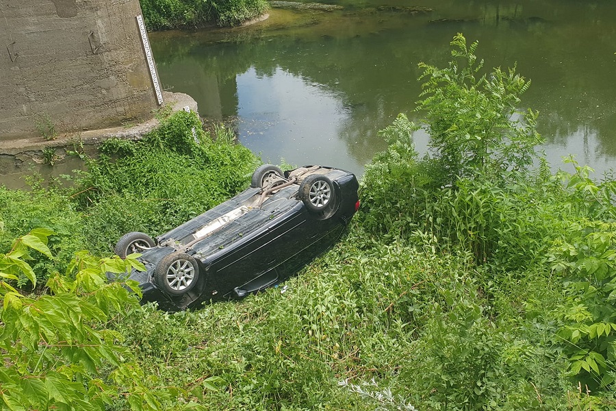 TEŠKA SAOBRAĆAJNA NESREĆA KOD DOBOJA Automobil sletio u korito Stanić rijeke