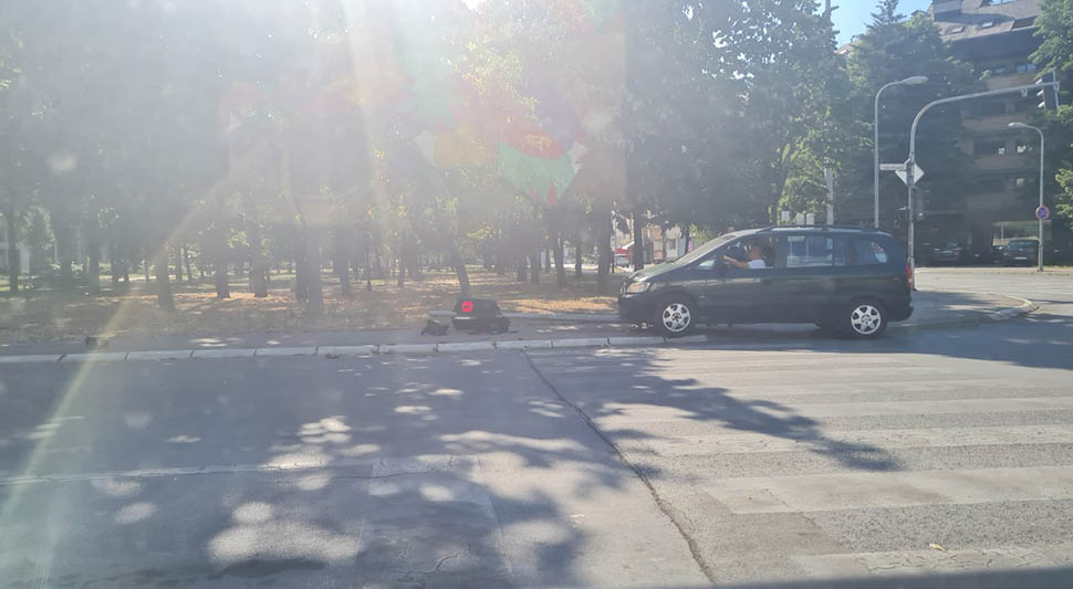 SAOBRAĆAJNA NEZGODA U BANJALUCI Vozač pokosio semafor kod “Kupusišta” u Boriku