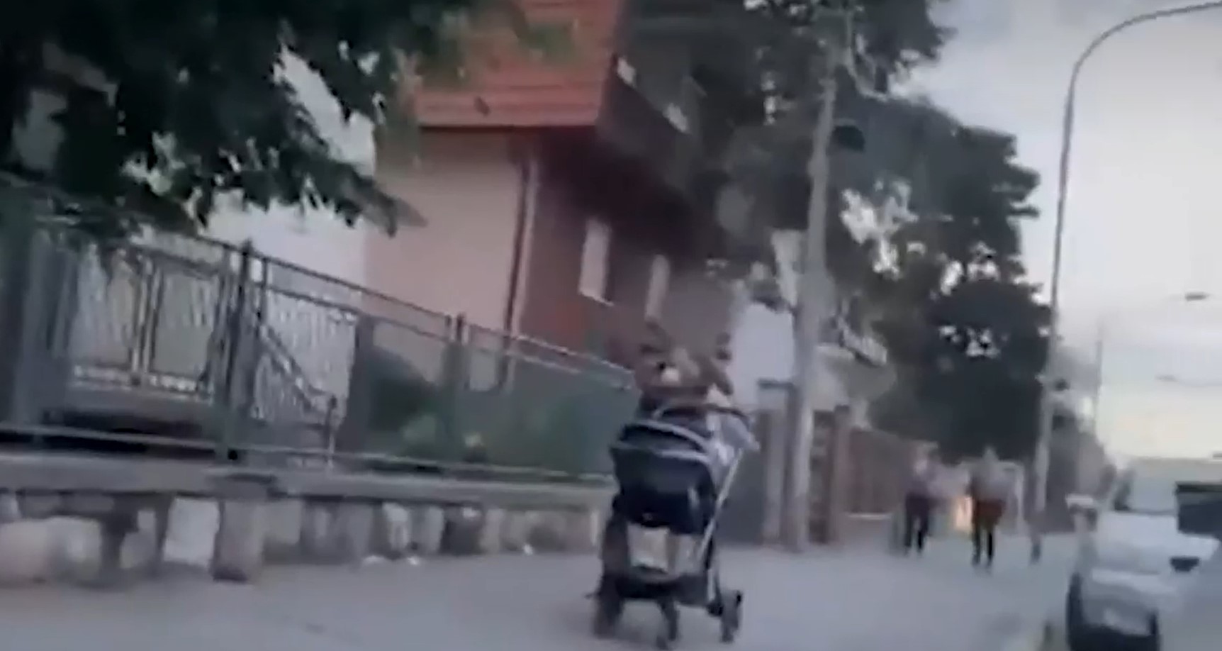 (UZNEMIRUJUĆI VIDEO) JEZIVA SCENA NA VOŽDOVCU Otac urla na bebu koja plače: „Mentolu, zbog tebe me gledaju kao retarda“, prolaznici zgroženi