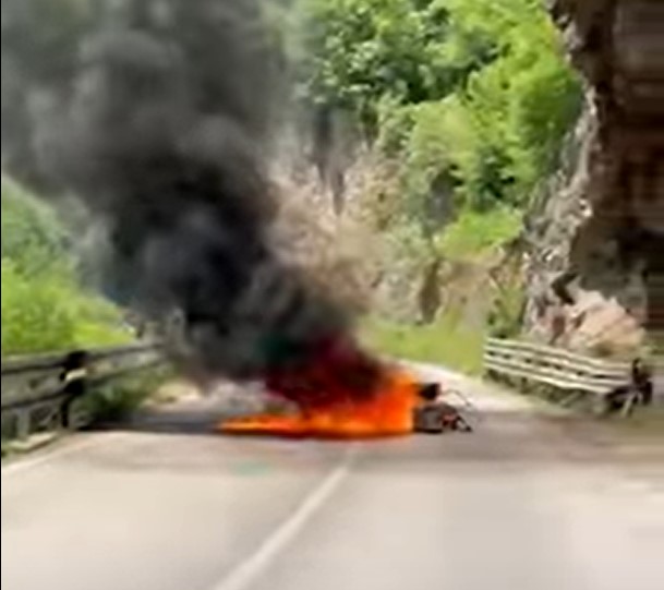 TEŠKA SAOBRAĆAJNA NESREĆA KOD FOČE Vozač motocikla se zabio u kamion, motor u potpunosti izgorio nasred puta (VIDEO)