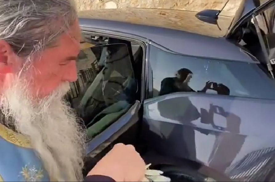 “GOSPODI POMILUJ, NA KOLA SE SMILUJ” Sveštenik osveštava „bijesna“ kola maslinovom grančicom i svetom vodicom iz čaše (VIDEO)
