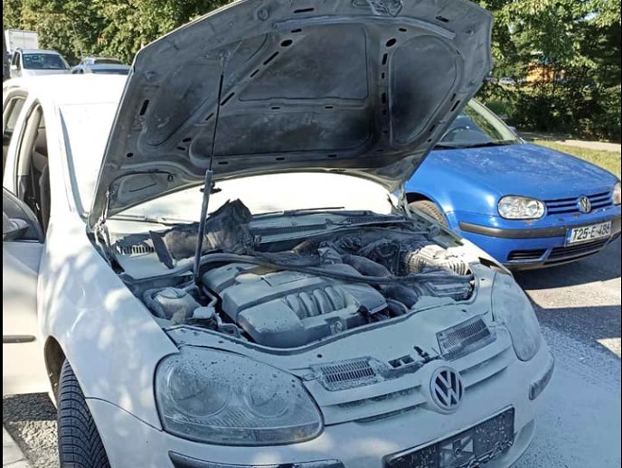 MANDIĆ SE SPASIO U ZADNJI ČAS Drama u Banjaluci, eksplodirao Golf
