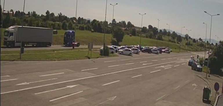 HOROR U BIHAĆU Migranta pregazio kamion ispod kojeg se krio