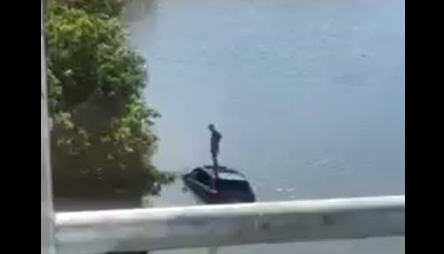 S KROVA AUTOMOBILA DOZIVAO POMOĆ Detalji neobične saobraćajke kod Doboja (VIDEO)