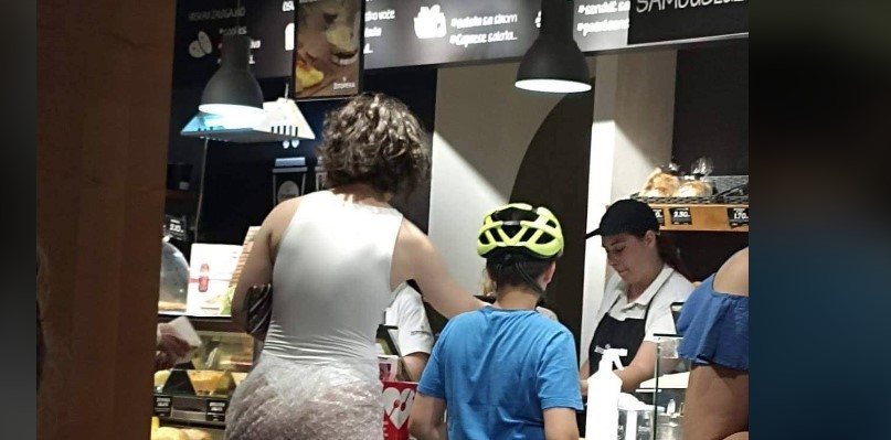 POLUGOLA DJEVOJKA NE PRESTAJE DA ŠOKIRA Objavljeno još fotografija, pljušte komentari (FOTO)