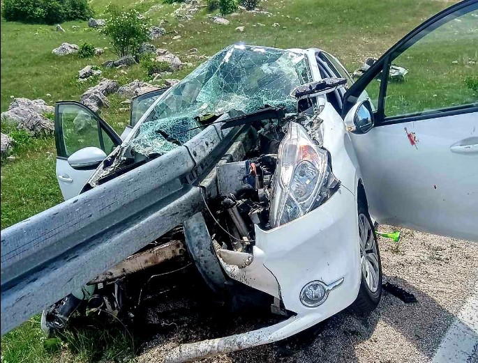 PRIZORI OD KOJIH SE LEDI KRV U ŽILAMA Teška saobraćajna nesreća kod Gacka, vatrogasci izvlačili povrijeđene iz smrskanog auta (FOTO)