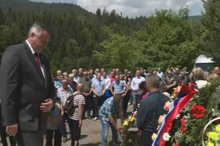MUČKI ZLOČIN U ŽEPI NI OPROSTITI NI ZABORAVITI Višković odao počast za 45 srpskih borca ubijenih kod Žepe
