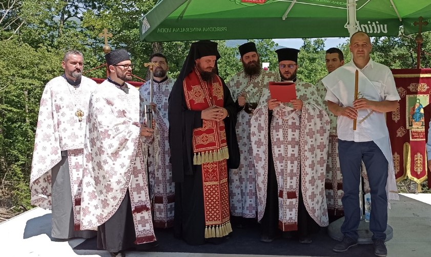 EPISKOP SERGIJE OSVEŠTAO TEMELJ HRAMA U NAGRĐU Vjerujem da će se narod vratiti na svoja ognjišta u Krajinu