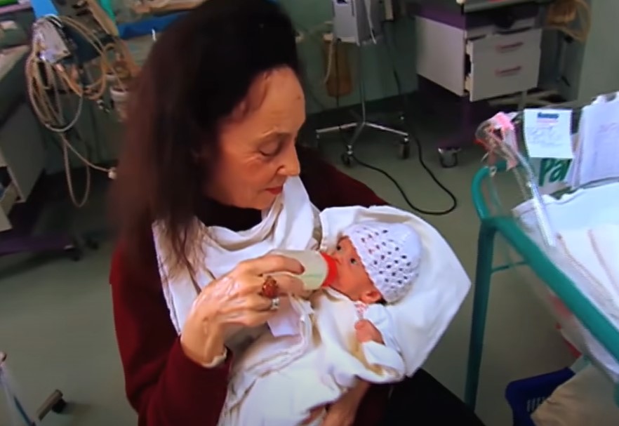 ADRIJANA POSTALA MAJKA U 66. GODINI PA DOČEKANA "NA NOŽ" OD STRANE JAVNOSTI Evo gdje je danas Rumunka i kako odgaja svoje dijete (VIDEO)