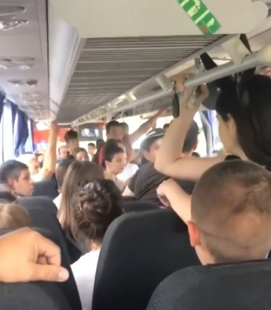 POTUKLI SE U PUNOM AUTOBUSU ZA MLADENOVAC Pogledajte tuču dvojice muškaraca, putnici šokirani (VIDEO)
