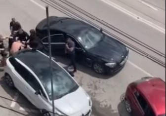 (UZNEMIRIJUĆI VIDEO) MOTKAMA I PESNICAMA BRUTALNO TUKLI MLADIĆA ISPRED SUDA Stravičan prizor u Sremksoj Mitrovici