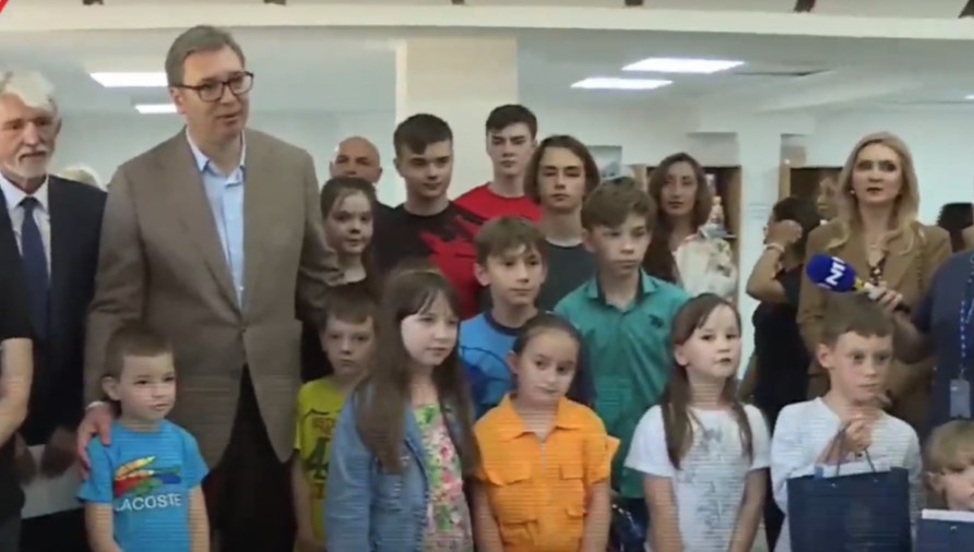 VUČIĆ POSJETIO UKRAJINSKE IZBJEGLICE I DAO UTJEHU MALIŠANIMA Razumijemo vas jer smo i mi prošli kroz muku i patnje mnogo puta u našoj istoriji (VIDEO)