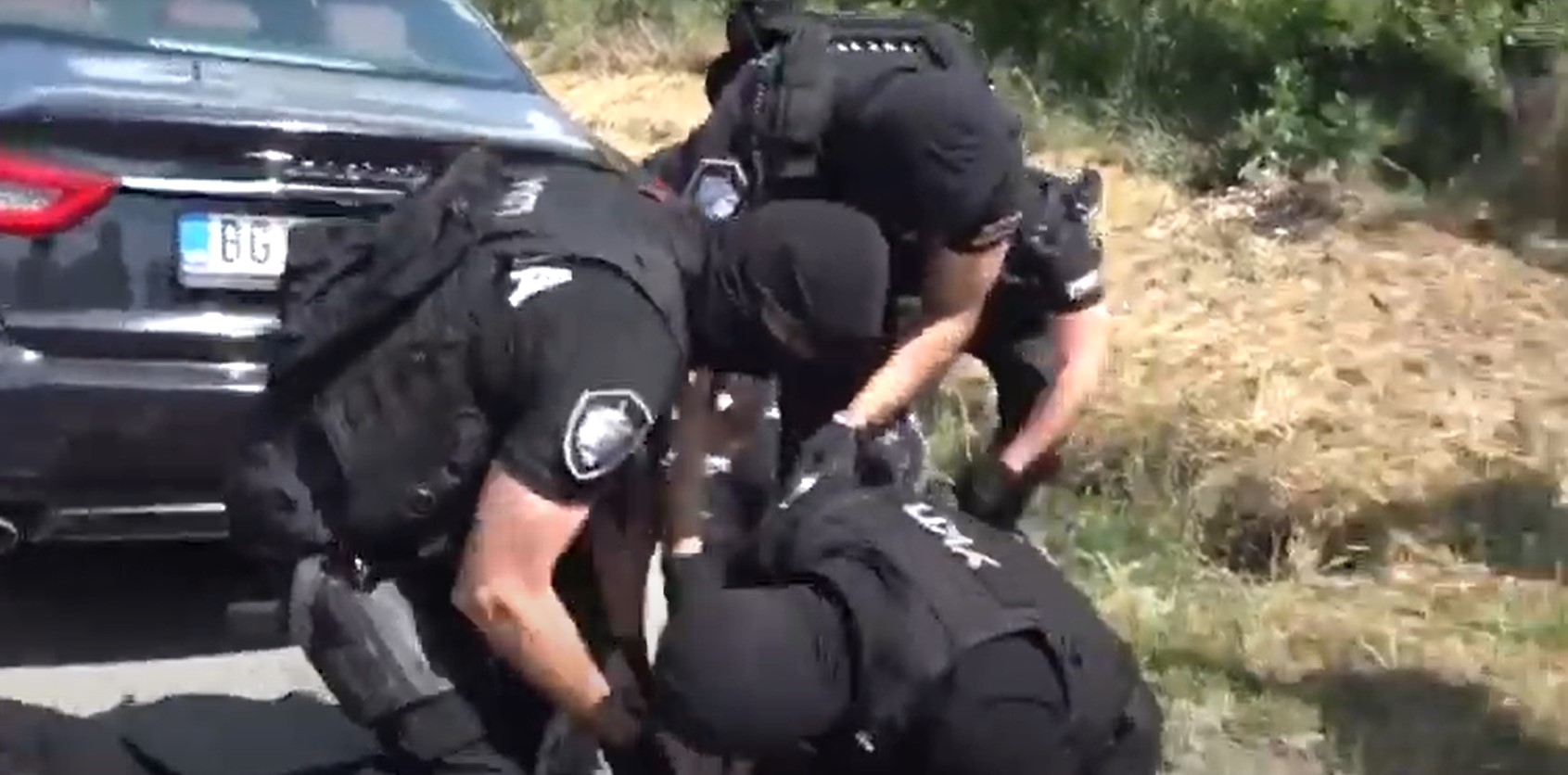 DRAMATIČNO HAPŠENJE KRIMINALACA U BEOGRADU Policija razbila stakla na “maseratiju” i izvukla osumnjičene (VIDEO)