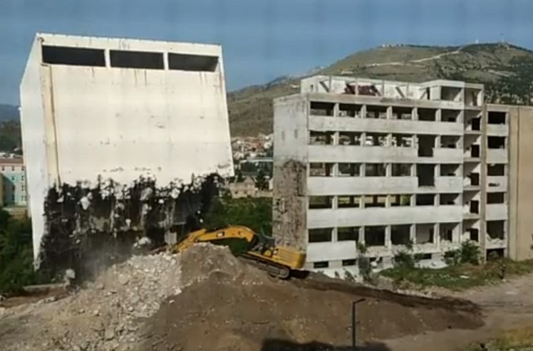 TRAGEDIJA IZBJEGNUTA ZA DLAKU Srušena zgrada "Žitoprometa" u Mostaru, bagerista zamalo nastradao (VIDEO)