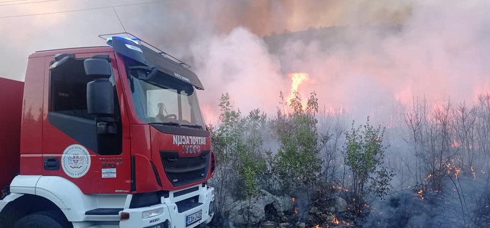 POŽAR NA BIJELOJ GORI U TREBINJU Vatrena stihija se spušta prema selima