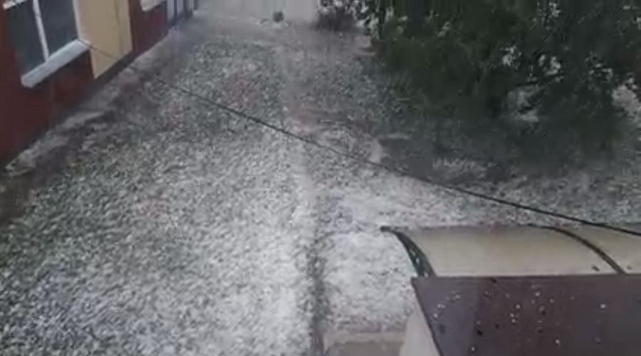 GRAD OŠTETIO VOZILA Jako nerijeme pogodilo Dalmaciju