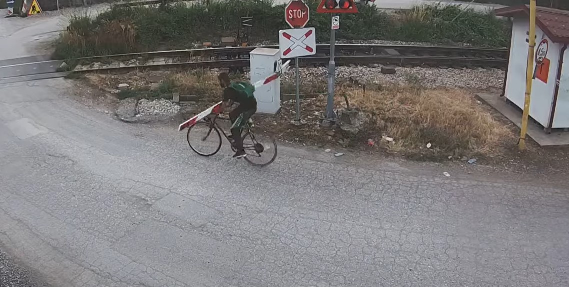 ŽELJEZNICE UPOZORAVAJU NA NEODGOVORNO PONAŠANJE Biciklista prošao "kroz" rampu na prelazu "Vrbanja"u Banjaluci (VIDEO)