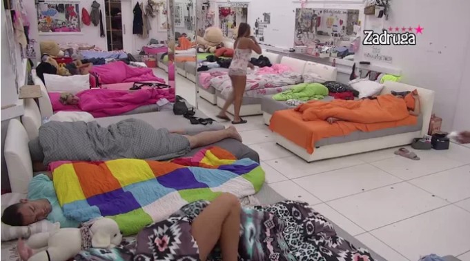 VRIJEME JE ZA NOVI HAOS, JOŠ SAMO MALO Veliki šef počeo sa razbuđivanjem zadrugara, oni spremni za večerašnje nominacije (VIDEO)