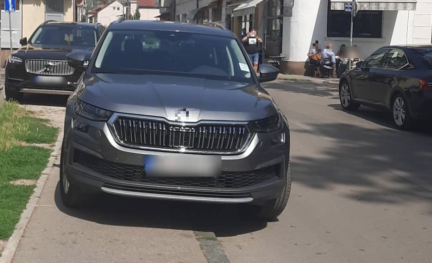 BAHATI VOZAČI OKUPIRALI TROTOARE U BANJALUCI Ugrožavaju pješake u centru grada (FOTO)