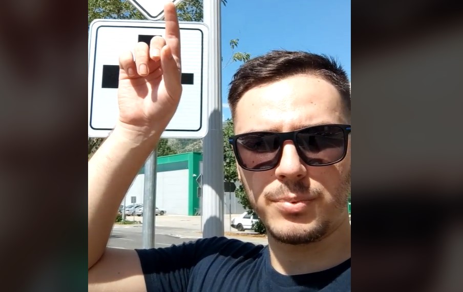 ZNAK KOJI JE POSVAĐAO BiH Skoro 100.000 ljudi pregledalo Elvisov video; Ko je u pravu?