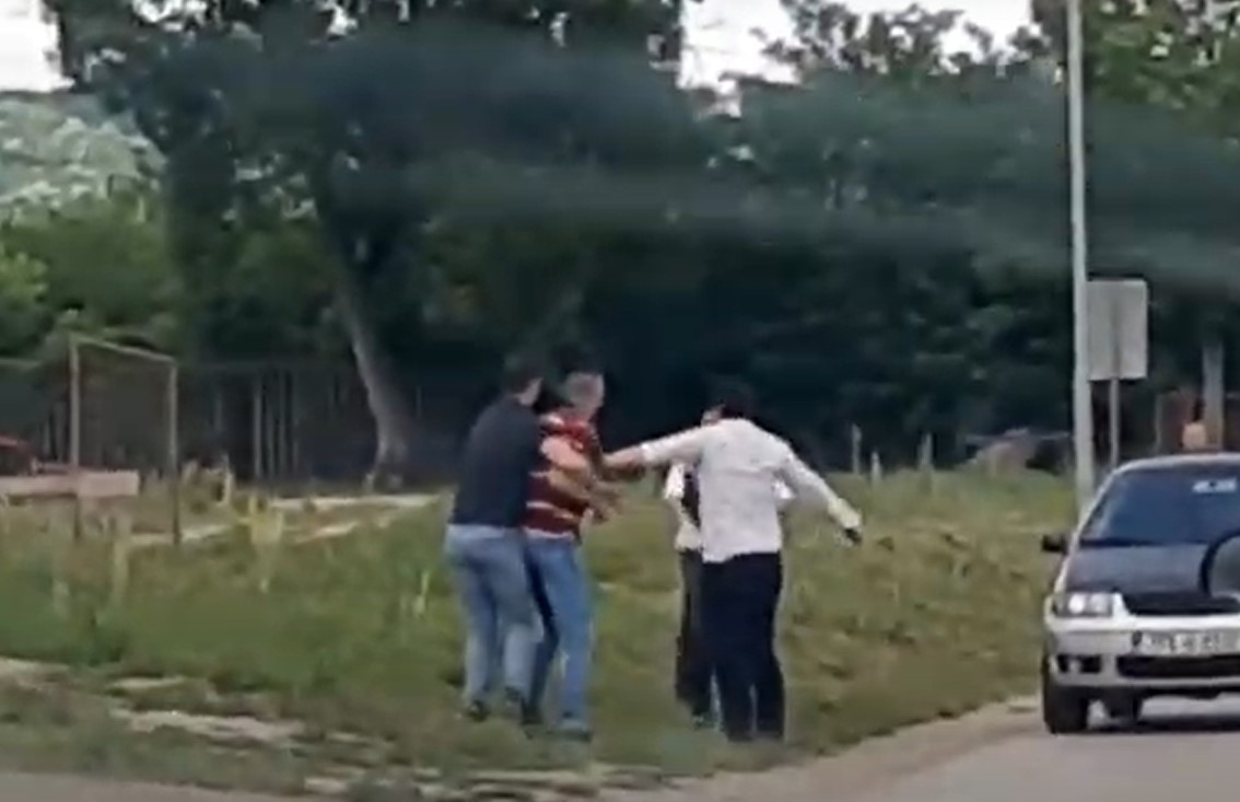 ŽESTOKA TUČA U BANJALUCI ZAUSTAVILA SAOBRAĆAJ Sijevale pesnice, vozači razdvajali zavađene (VIDEO)