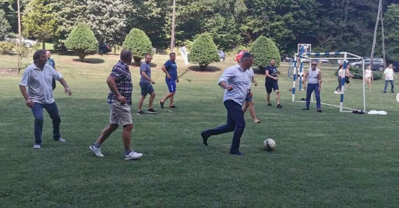 NEŠIĆ POENTIRA U ČARAPAMA DNS-ovci nakon sastanka zaigrali fudbal, predsjednik dominirao