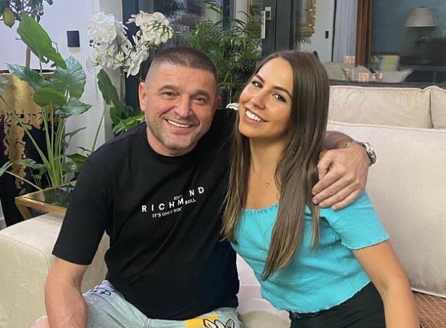 (FOTO) DIVNA USPOMENA IZ DJETINJSTVA Kćerka Baje Malog Knindže objavila fotografiju sa ocem i sestrama: Da li biste prepoznali slavnog pjevača?