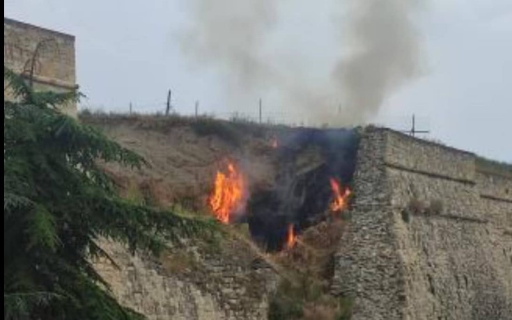 POŽAR U BEOGRADU Vatrena stihija guta Kalemegdan (VIDEO)