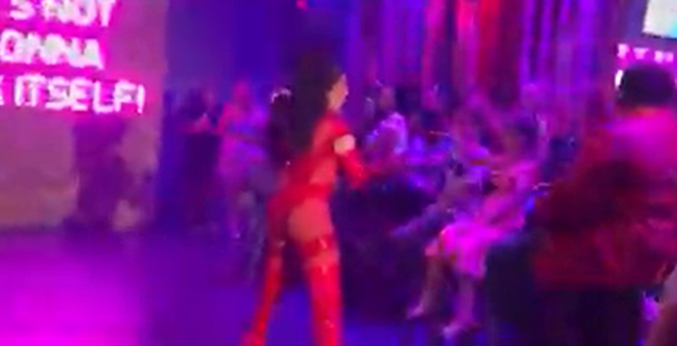 SNIMAK KOJI JE ŠOKIRAO SVIJET Angažovali striptizetu za dječiji rođendan, dijete je kiti parama (VIDEO)