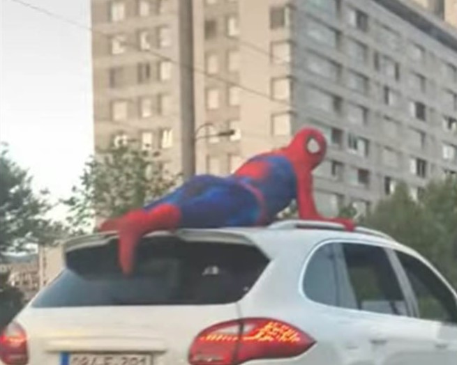 NEVJEROVATNA SCENA U SARAJEVU Spajdermen se provozao na krovu auta, prolaznici gledali u nevjerici