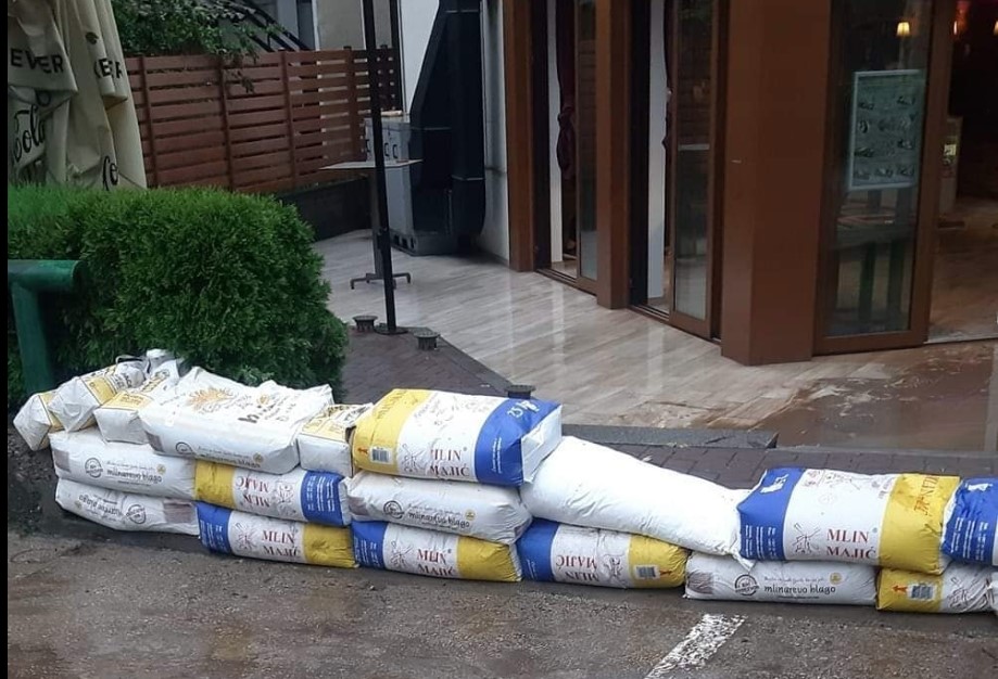 GRAĐANI OGORČENI, "PALE" I KLETVE Kafana se vrećama brašna štiti od poplave