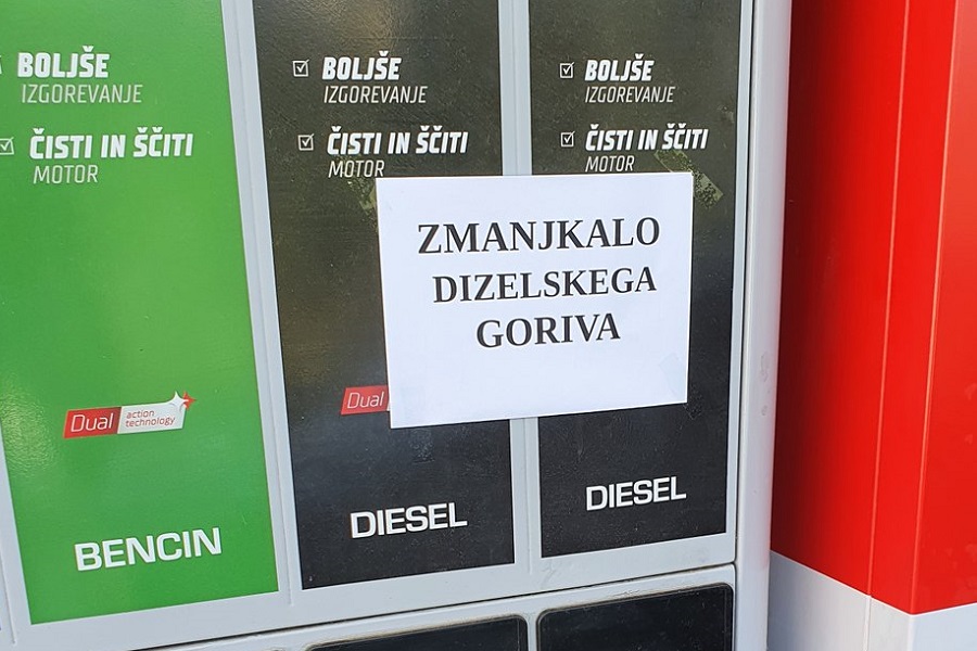 LJUDI PANIČNO TOČE GORIVO U SLOVENIJI Ministarstvo istražuje rad pumpi koje tvrde da nema energenata iako ih prodaju regularno