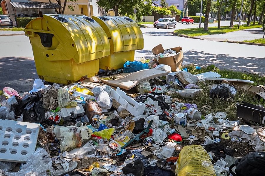 ZAGREB POLAKO BIVA PREPLAVLJEN SMEĆEM I PREPUNIM KONTEJNERIMA Stanovnici glavnog grada Hrvatske nezadovoljni (FOTO)