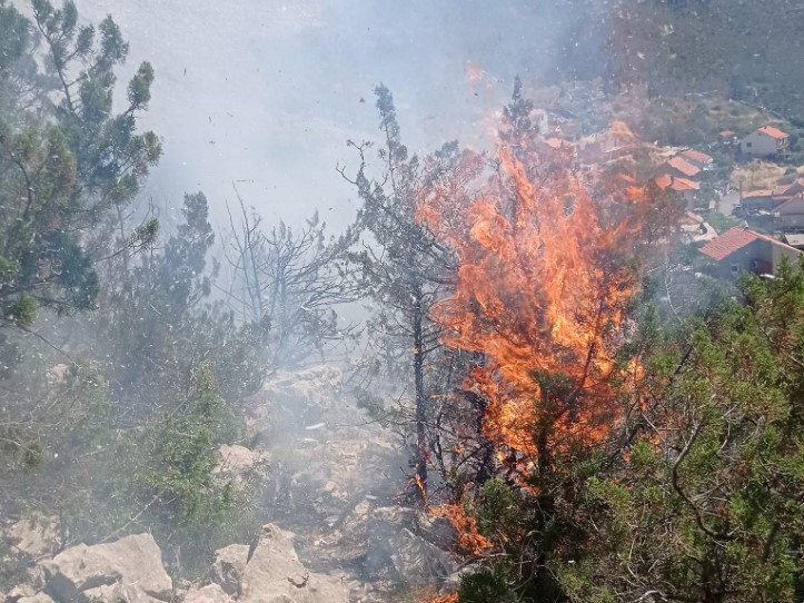 LJUDI PALILI VATRU PA IM SE OTELA KONTROLI Gori Trebinje! Masivni požar guta naselje (FOTO)