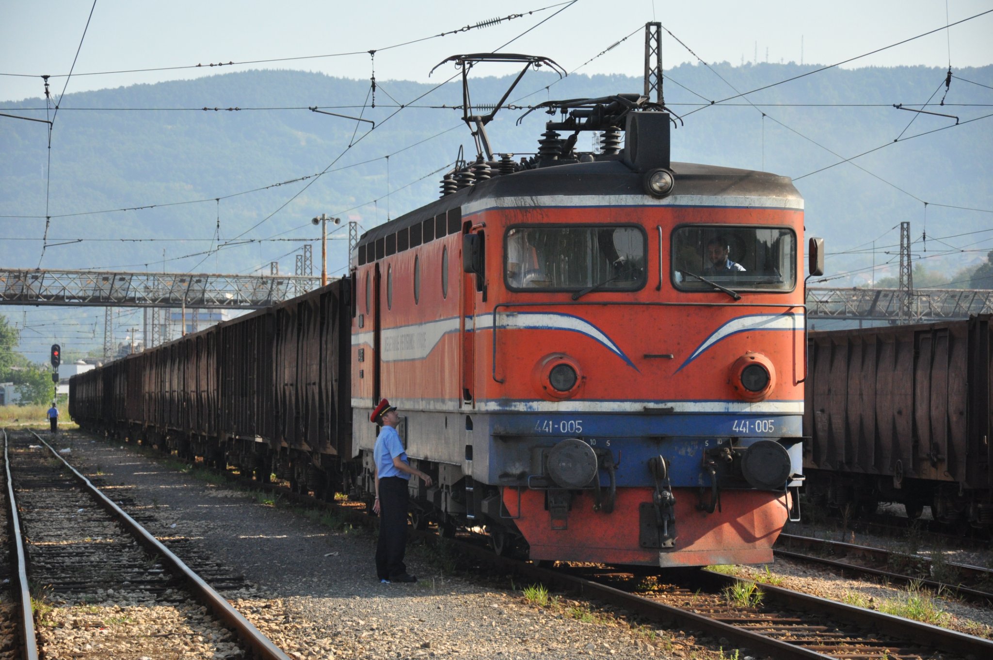 DRAMA NA PRELAZU KOD MODRIČE Teretni voz naletio na putničko vozilo