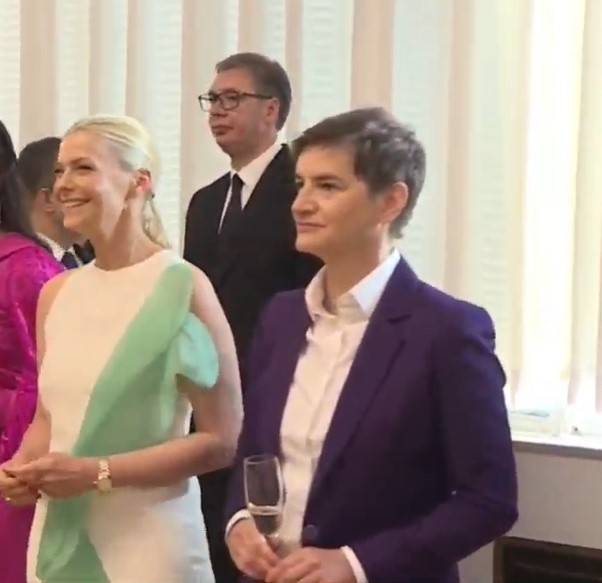 PARTNERKA ANE BRNABIĆ IZGLEDA SVJETSKI Svi komentarišu Milicinu vitku liniju i odjevnu kombinaciju (FOTO)