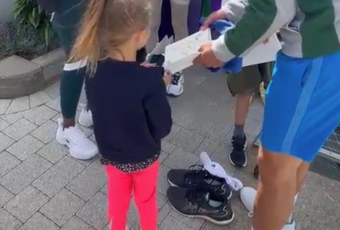 NAJLJEPŠA SCENA NA VIMBLDONU Novak zaustavio Vilijamsovu i tražio joj autogram za kćerku (FOTO)