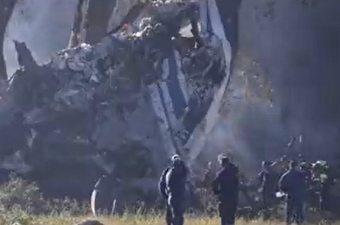 U RUSIJI SE SRUŠIO VOJNI AVION Pri padu smrtno stradale 4 osobe (VIDEO)
