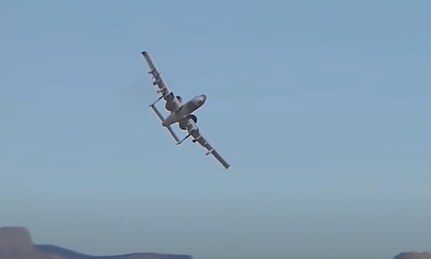ZAMISLITE HOROR HILJADAMA METARA IZNAD ZEMLJE Piloti se potuki u kabini, intervenisalo osoblje aviona! "Čuvali" ih do kraja leta!