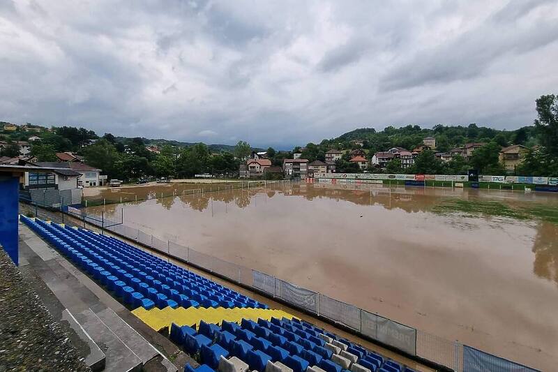 VIŠE LIČI NA BAZEN Stadion federalnog prvoligaša potpuno potopljen