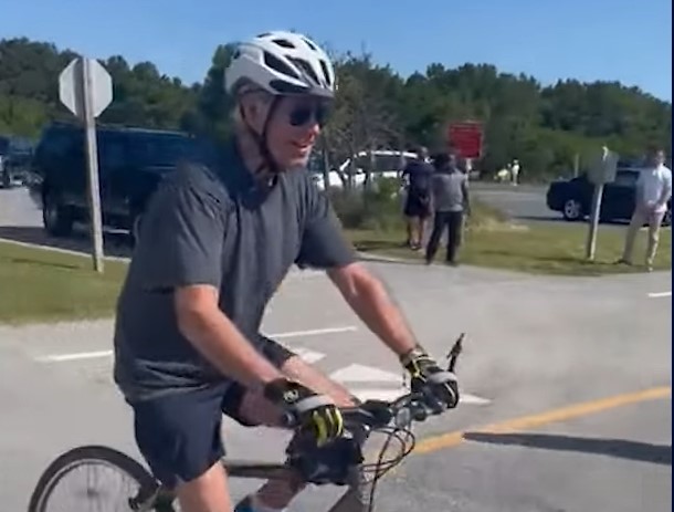 "INCIDENT" NASMIJAO PLANETU Američki predsjednik Džo Bajden pao sa bicikla (VIDEO)