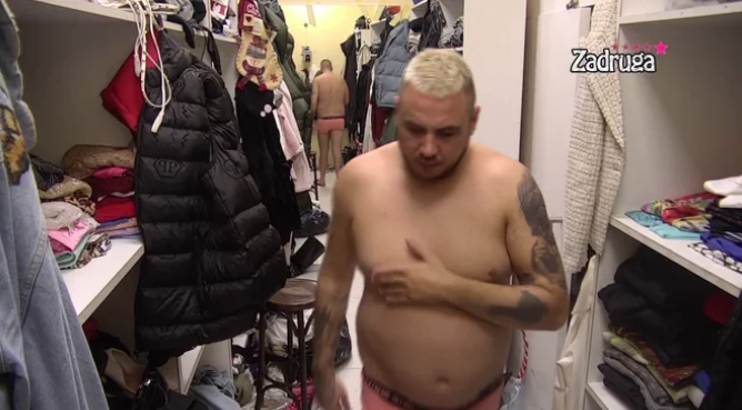 VRELA AKCIJA Car se okupao i osvježio pa čeka Dalilu spreman u krevetu (VIDEO)